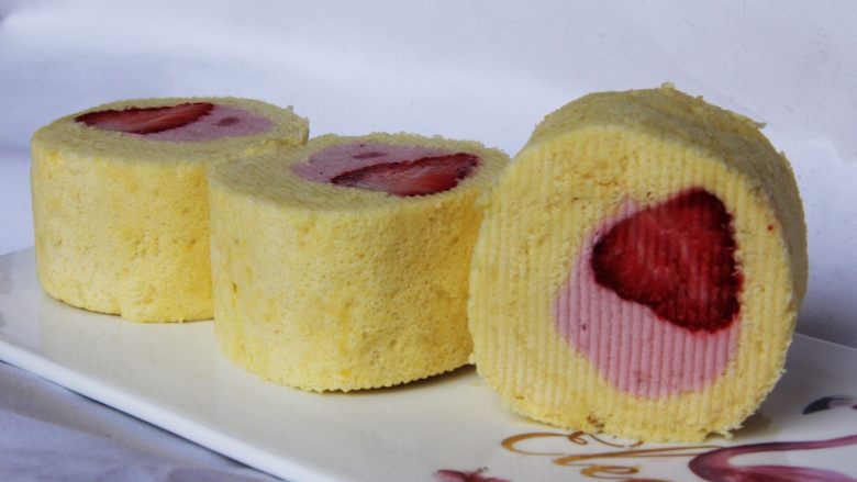 草莓慕斯蛋糕卷,再来一张看看，满意的蛋糕卷口感很棒！