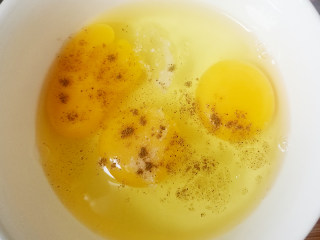 苦瓜煎蛋,鸡蛋打碗里，加入调料盐、糖、胡椒粉。