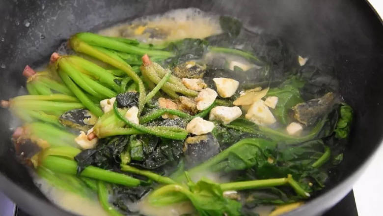 教你学做上汤菠菜，比炒着吃更受欢迎,
撒入花椒粉，搅拌均匀，即可出锅。