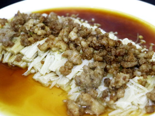 肉末金针菇,蒸好金针菇再铺上炒好的肉末，再次放入蒸锅大火蒸约7分钟。