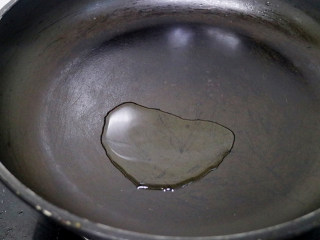 肉末金针菇,起锅倒入油，等油温上升完全热透再把油淋到菜品上面。