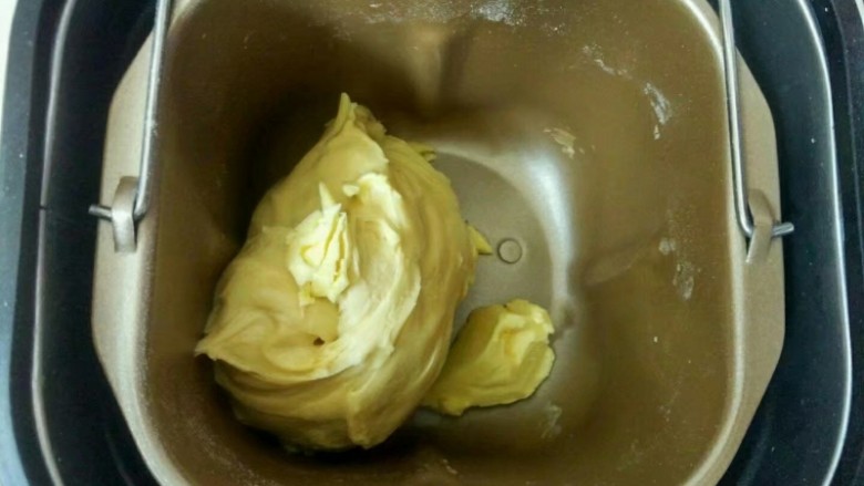 萌萌哒小兔子面包,和面15分钟后，加入软化的黄油继续揉面15分钟，达到出膜状态。