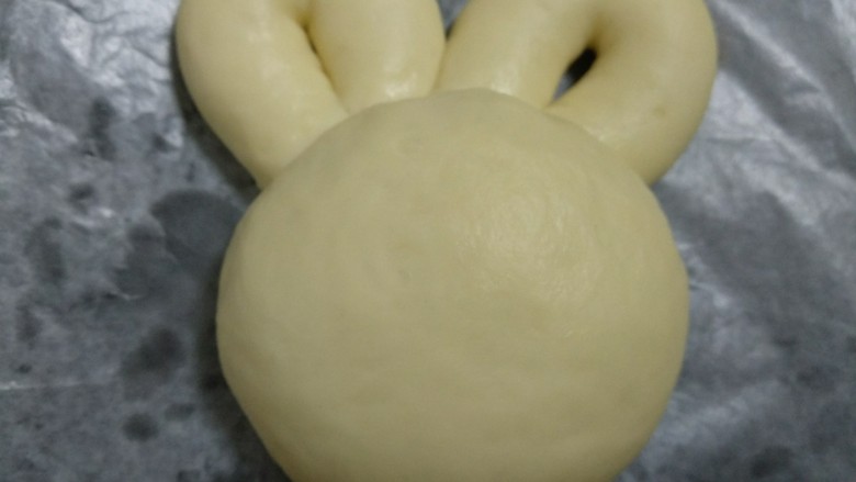 萌萌哒小兔子面包,盖上保鲜膜就行二次发酵，发酵至原来2倍大。