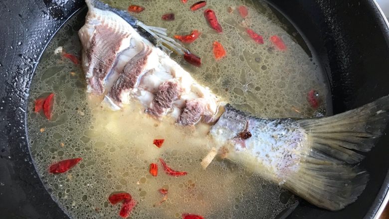 油豆腐黄豆芽炖鱼尾,加入适量热开水，转中大火