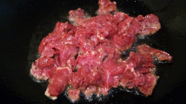 腌白菜炒牛肉,锅里多加一点油，下蒜泥炒香，加入腌制好的牛肉入锅