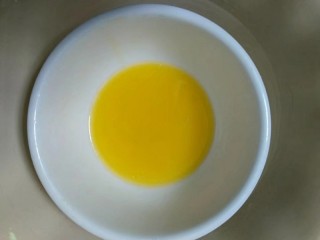 萌萌小鸡蛋糕,黄油隔水融化。