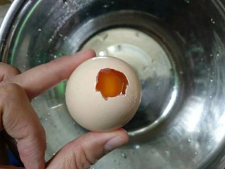 萌萌小鸡蛋糕,鸡蛋洗净，用小刀尖端把鸡蛋挖一个小洞，如图。稍用力把鸡蛋液倒出。