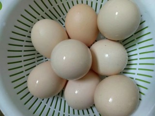 萌萌小鸡蛋糕,鸡蛋壳洗净倒扣沥干水分。（平时吃鸡蛋可以把鸡蛋壳保留起来，没有的话只能打新鲜的了）