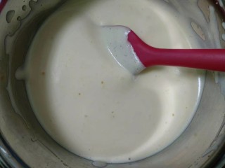 萌萌小鸡蛋糕,低筋面粉分2次筛入。切记不要搅拌过度，以免消泡。