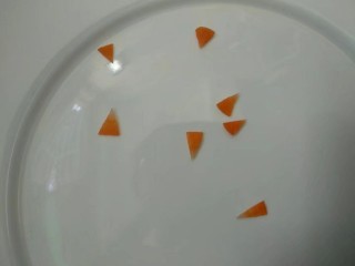 萌萌小鸡蛋糕,胡萝卜片切成三角形当小鸡嘴巴。