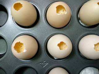 萌萌小鸡蛋糕,裱花袋剪个口，把蛋糕糊挤入鸡蛋壳里挤8分满就可以。