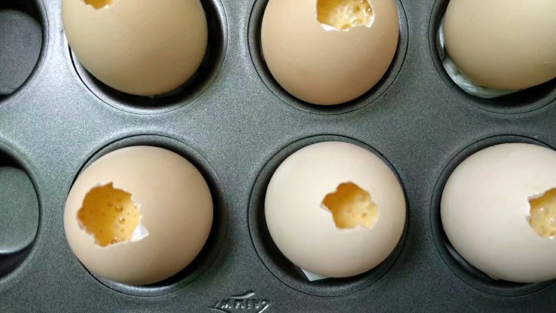萌萌小鸡蛋糕,裱花袋剪个口，把蛋糕糊挤入鸡蛋壳里挤8分满就可以。
