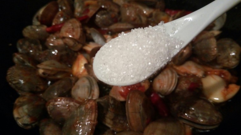 麻辣鲜香炒花蛤,待花蛤翻炒到它张开，再加一点点的白糖提鲜，