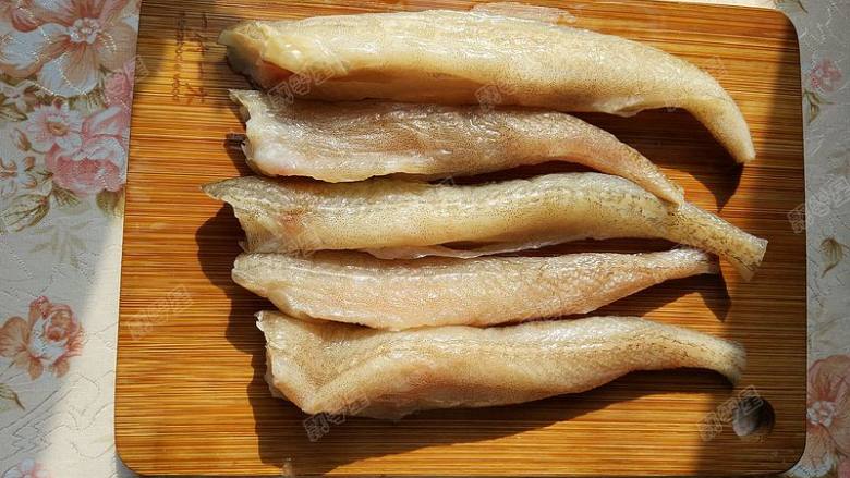 咕咾汁豆腐鱼,解冻的豆腐鱼去掉头尾、鱼鳍，去除内脏