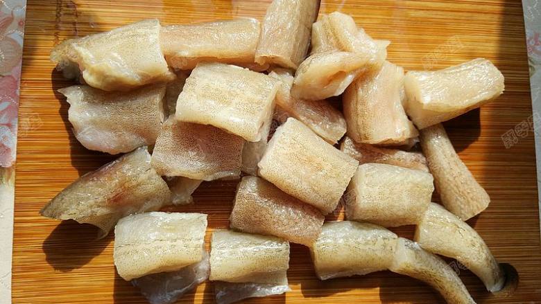 咕咾汁豆腐鱼,将处理干净的豆腐鱼切成段