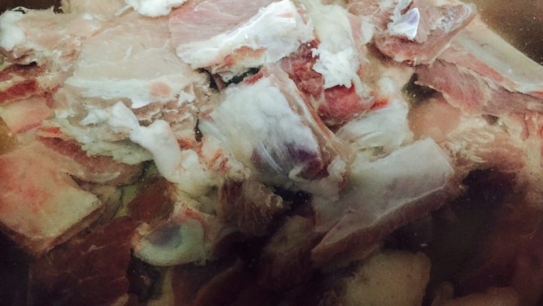 西红柿绿豆排骨汤,将猪排骨洗干净后，放入锅中加入没过排骨的清水