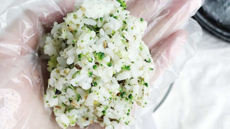 春意盎然之西兰花海苔饭团,戴上一次性手套 取适量拌好的米饭