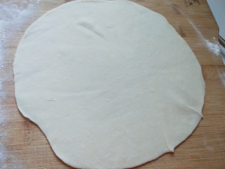 猪肉白菜大馅饼,擀成薄薄的大皮，薄的和饺子皮一样薄的皮。