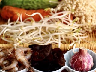 海虾什锦凉拌菜,首先把食材备齐；绿豆芽、黄瓜、胡萝卜、木耳、大蒜、海虾、金针菇