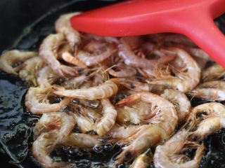海虾什锦凉拌菜,另起锅倒入花生油烧热后、把洗净的海虾放入锅中小火慢慢煸炒出红油来