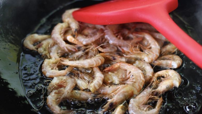 海虾什锦凉拌菜,另起锅倒入花生油烧热后、把洗净的海虾放入锅中小火慢慢煸炒出红油来