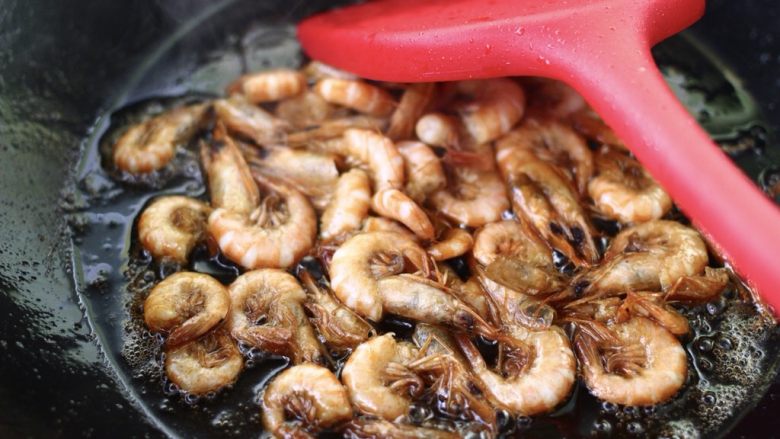 海虾什锦凉拌菜,直至看见海虾变成红色的时候就可以了、这个时候的虾油拌菜是最好吃的
