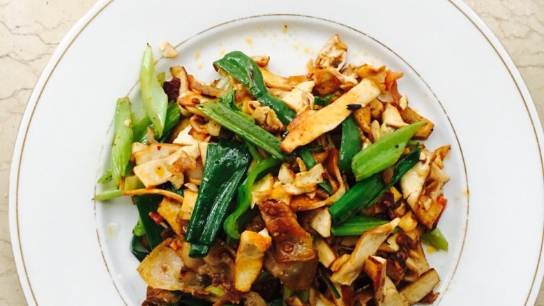 芹菜豆干回锅肉,回锅肉是经典川菜中的佼佼者。