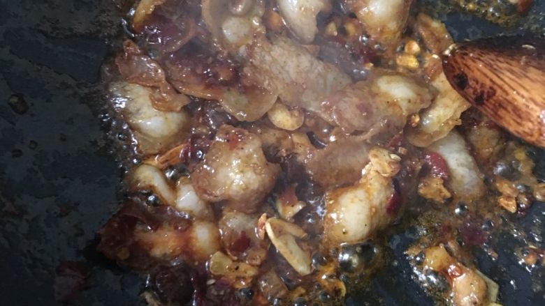 芹菜豆干回锅肉,炒均匀调料的五花肉颜色变成琥珀色，用锅铲铲在锅的一边上，留出油在锅底。这一步不熟练的可以把肉铲出来、晚点再回锅炒。