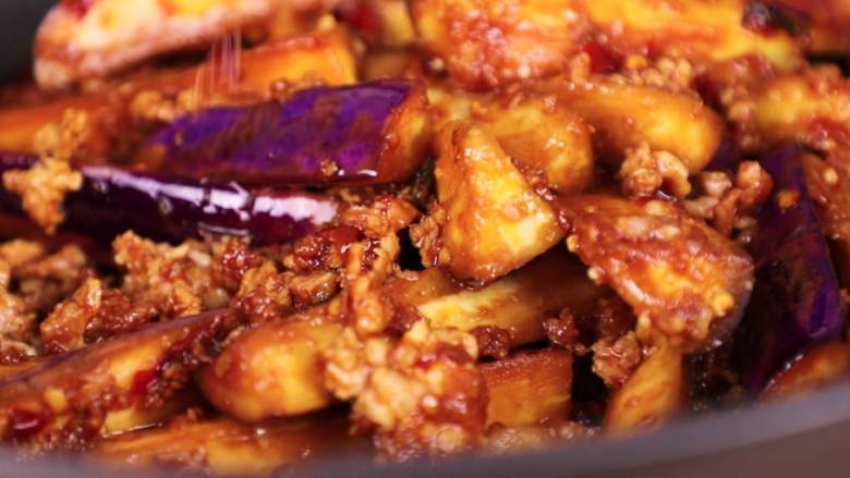 鱼香茄子煲,在砂锅底刷上一层油，倒入炒好的茄子，加入小辣椒段盖上，中火5分钟