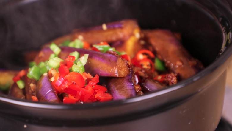 鱼香茄子煲,再开锅加入青椒碎、红椒碎，关火焖5分钟，马上开吃！