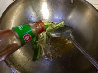 恨不能吮手指的好味➕茄汁油焖大虾,加入两勺番茄酱，小火炒出红油