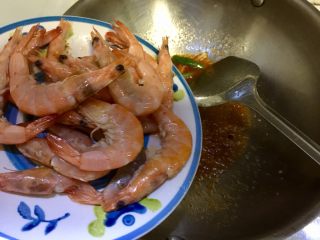 恨不能吮手指的好味➕茄汁油焖大虾,加入海虾翻炒均匀