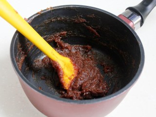 枣泥山药糕,取一不粘的小锅将枣泥炒干，不用油，也不用糖，可以撤少量的淀粉，大约2-3克。注：如果你打算做月饼，要用油炒馅。
