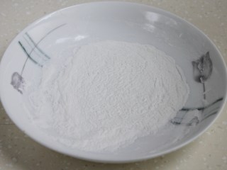 枣泥山药糕,取一些糯米粉，或粘米粉、玉米淀粉、藕粉都可以啊，用微波炉叮3-4分钟断生。
