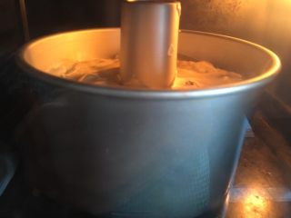 海苔肉松蛋糕,烤箱预热180度，约烤35分钟