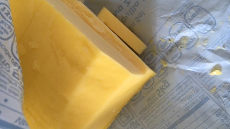 蛋黄炼乳卷,等面团揉至扩展阶段后加入黄油，继续揉，直到出膜即可。