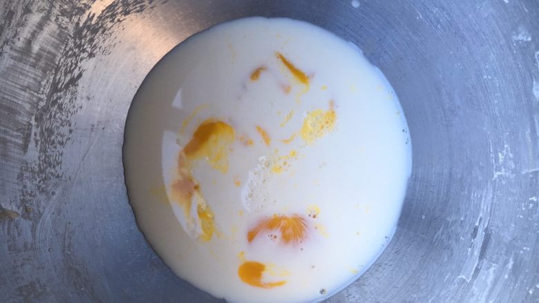 蛋黄炼乳卷,接着揉面，厨师机里先加液体类材料。