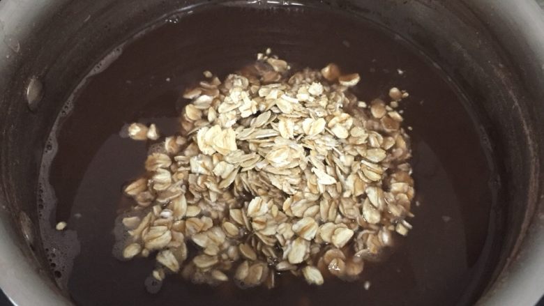 红豆燕麦稀饭,豆子熬出沙后，加入燕麦关火，焖3分钟。就好了。