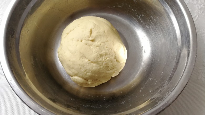 玉米面饺子,揉成没有干粉的面团，盖保鲜膜静置20分钟。