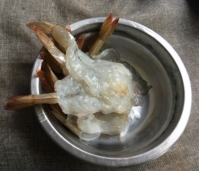 琵琶虾,大虾葱背部划一刀，除去沙线，用盐、胡椒粉腌渍