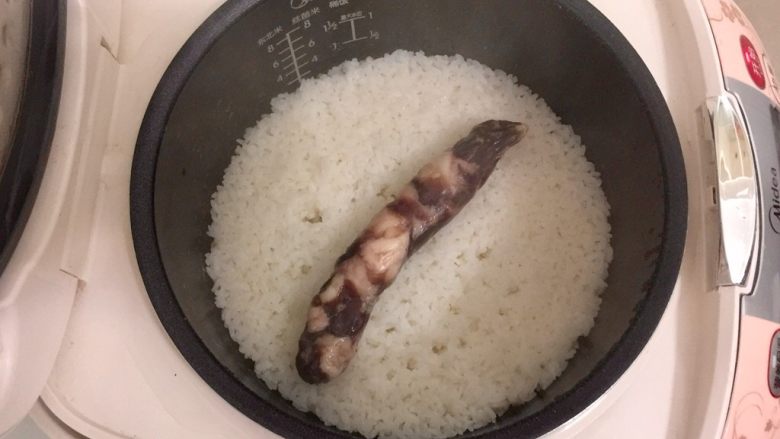 “蒜”你香➕蒜苔胡萝卜炒香肠,香肠表面清洗一下，米饭还有20分钟蒸好时放入香肠（或者跟米一起放入煮饭也可以），