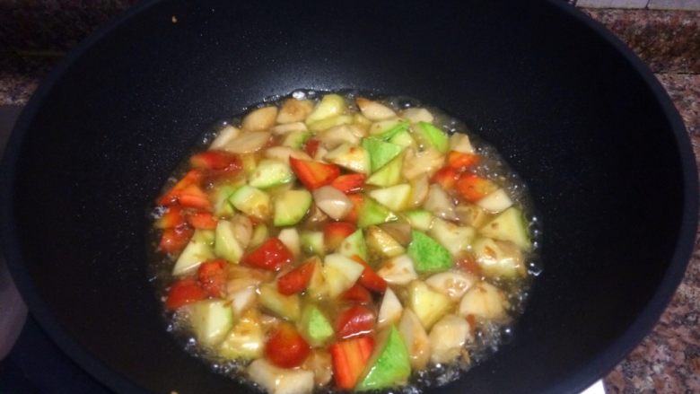 油焖三丁,倒入半碗清水煮开，煮至汤汁浓稠。