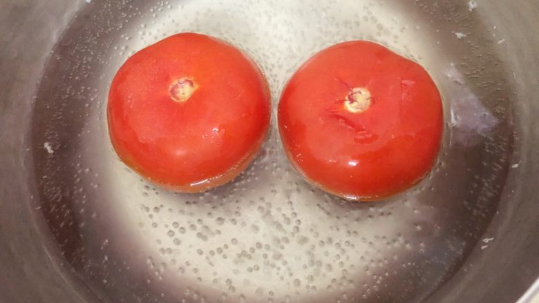 了不起的小番茄+番茄鸡蛋肉末甜汤,锅里水开放入番茄煮一分钟