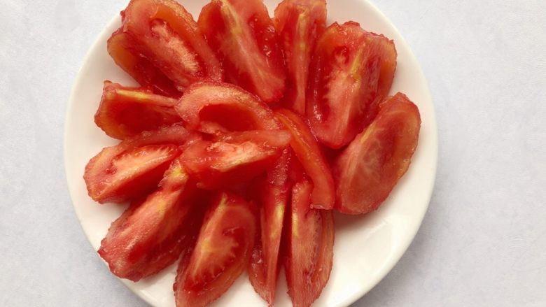 了不起的小番茄+番茄鸡蛋肉末甜汤,用水煮一下番茄容易去皮然后再切块