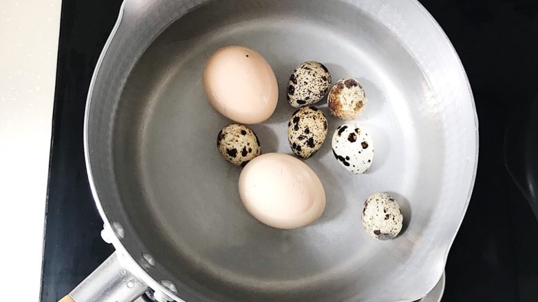 鸡蛋菠菜饼之蠢萌龟,食材处理：鸡蛋和鹌鹑蛋冷水下锅煮熟（只要用到一颗鸡蛋哦）