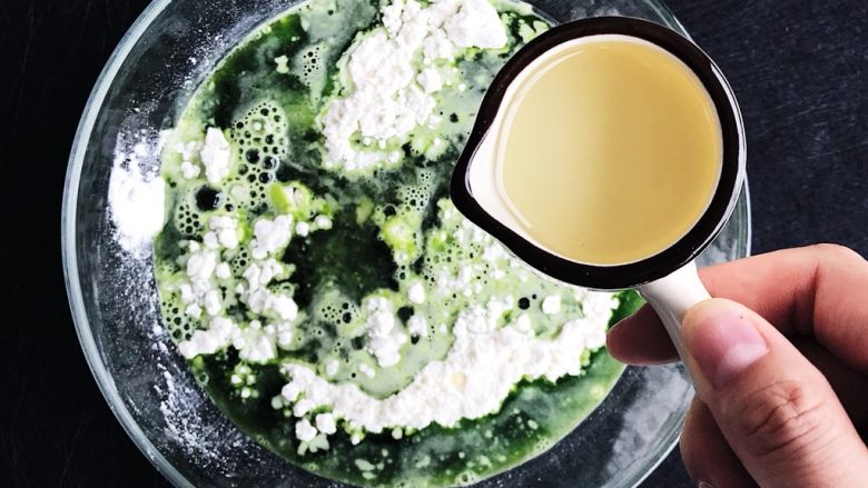 鸡蛋菠菜饼之蠢萌龟,将菠菜汁倒入面粉中加入适量食盐和色拉油