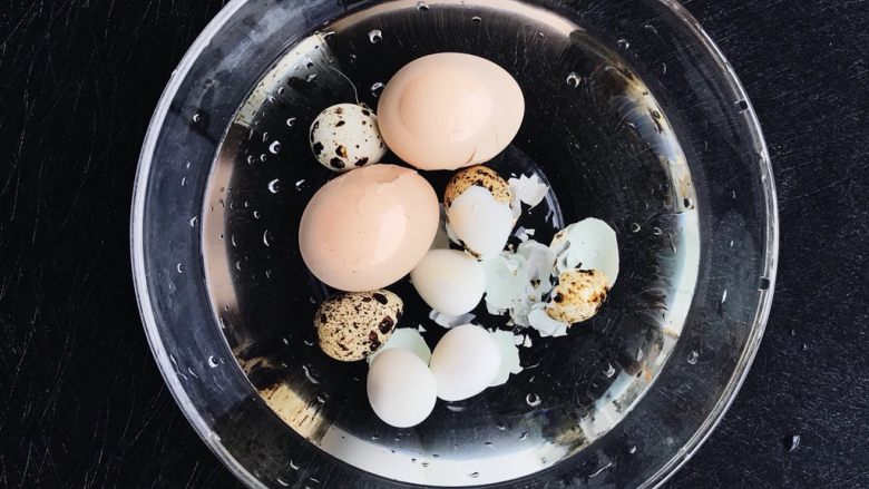 鸡蛋菠菜饼之蠢萌龟,煮好的鸡蛋过凉水 剥壳