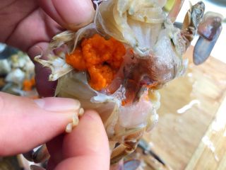 葱姜炒蟹,去掉蟹鳃、蟹心、蟹肠、蟹胃，这四个地方不能吃