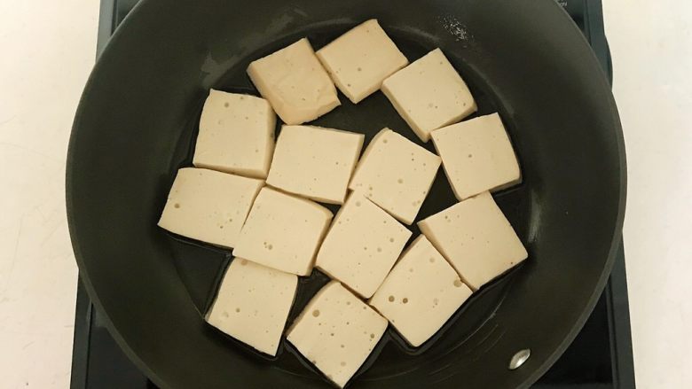 酱香千叶豆腐,锅里加入1勺大豆色拉油，油温5分热的时候加入千叶豆腐，小火煎制