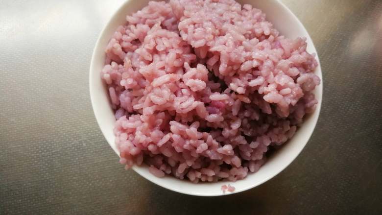 糖果式紫菜包饭,蒸好的米饭。